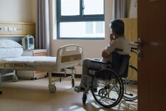 异地就医、专业护理、陪护假......独生子女的养老焦虑，谁来兜底？