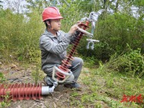 国网邵阳供电公司 抢抓晴好窗口期 精准加装避雷器