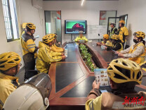 “外卖小哥”请注意！交警送来安全“大礼包”
