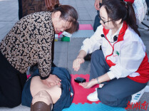 护士工位定格照｜㉟坚守科普岗，授技护安康