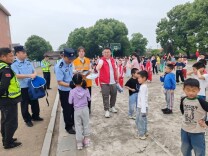 君山区许市镇联合铁路公安及铁路局开展“爱路护路”安全教育进校园活动