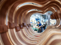 Guitar Industry Thrives in Dong'an County