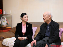 韦朝晖看望慰问老领导老同志