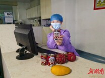 护士工位定格照｜㊴夜班很苦，但旺仔是甜的
