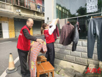 长沙高塘岭社区：霞光入户施援手，阳光晾晒暖群心