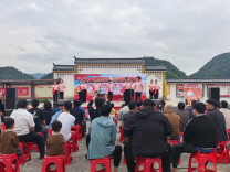 花垣“文艺+问答+服务”模式送法治“大餐”进苗乡