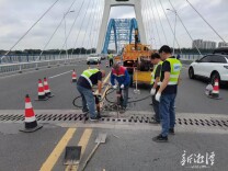 莲城大桥伸缩缝钢板脱落 市桥梁维护管理处高效处置