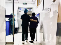 护士工位定格照｜（53）掌心寄暖意  长久护安康
