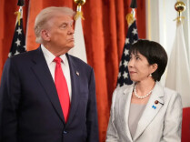 特朗普结束访华回国途中，高市早苗迫不及待通电话