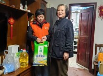 暖心探访送关怀 社工服务暖民心
