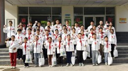 我们有新校服啦！——“这湘有礼”爱心助学再赴甘肃
