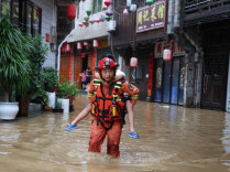 暴雨突袭！湘西消防连夜驰援转移被困群众