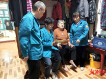 辰溪火马冲镇卫生院：家庭医生上门体检，面对面服务老年群体