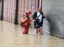 暴雨中的坚守与温情——湘西州干群齐心防汛一线直击@湖南日报要闻头条