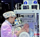 护士工位定格照｜（60）以微光守长夜，用温柔护新生