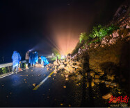永顺县万民乡连夜清障保畅通