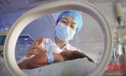 护士工位定格照｜（55）白衣为甲，亦为母亦为医
