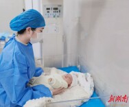 护士工位定格照｜（65）是医者的责任，也是母性的温柔