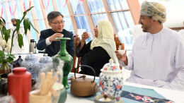 首届“汉语桥”比赛亮相阿曼 当地青少年沉浸式体验中国文化