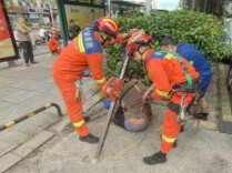 7小时内两名男子接连坠井，消防员成功解救
