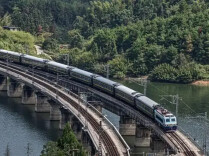 湘黔铁路因强降雨临时封锁部分路段 新化紧急转运300余名滞留旅客