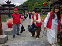 暴雨后的河岸，多了一抹“红”