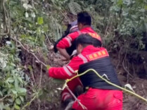 山东一救援队驱车千里到湖南石门 救出被困老人