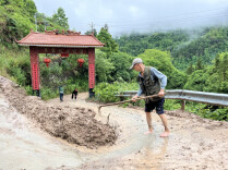 一场暴雨后的党群接力