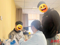 四年双向信赖！兄弟二人先后摘镜，解锁无“镜”清晰生活