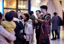 “玩”美新消费｜逛街自带“剧本”？在剧场式商业体与NPC飙戏