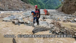 救援人员雨中挺进 不放过任何一丝生机