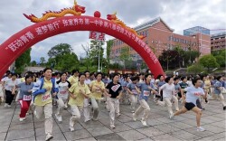 张家界市第一中学第八届校园迷你马拉松火热开跑