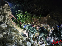 泥泞深山，八旬老人为何哭着让武警“放下自己”？