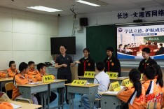 “模拟法庭”进校园