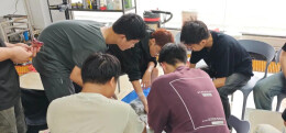 虾香溢校园 欢聚暖人心——湖南湘府传媒学校开展趣味师生团建活动