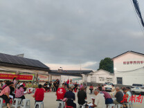 会龙山街道永乐村的屋场会，让村民在演练中练就防汛真本领