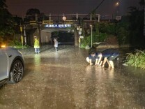 闻“汛”而动 雨夜守护 大托铺街道开展暴雨防汛排查防控工作
