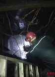 暴雨夜中的“掌灯人”  湘潭市灯饰管理处连夜抢修保照明