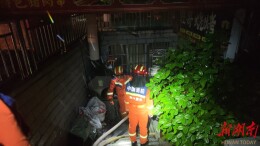 烧烤店积水被淹，韶山消防火速抽水排涝