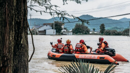 暴雨致洪围困群众 长沙消防紧急转移
