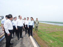 毛伟明以明察暗访方式在岳阳市检查防汛救灾工作