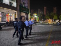 桃江街头的“藏蓝守护”：救下一条命，劝和一对人，推走一辆车