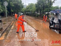 暴雨过后 湘潭环卫清晨上阵速整市容