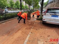 雨夜坚守日间攻坚湘江新区环卫中心全力应对强降雨