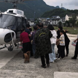 株洲两架直升机在石门进行应急救援 小朋友等当地村民自发帮忙搬运物资