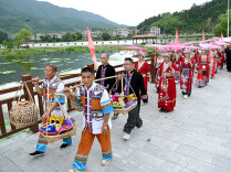 非遗巡游“闹”苗乡