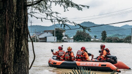 暴雨致洪围困群众 长沙消防紧急转移
