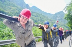 电缆，一站接一站送进深山——壶瓶山电力抢修现场直击@湖南日报