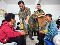 石门民兵安全转移群众