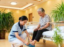 养老服务从“补缺”迈向“普惠”
